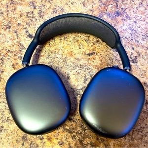 i’m am selling to get a new phone cuz mine didn’t work and i need ittogooutside